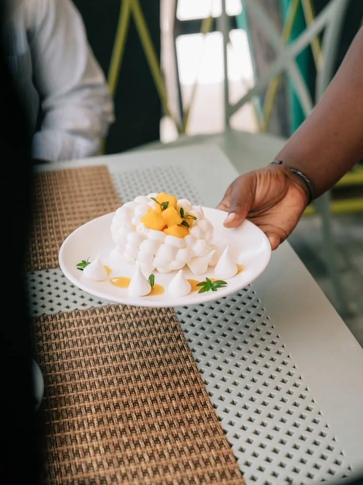Mango meringue dessert